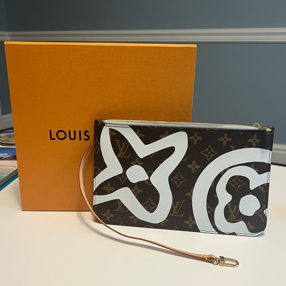 LouisVuitton Tahitienne Cities pouch destination collection. Knokke Belgium. - Picture 2 of 10